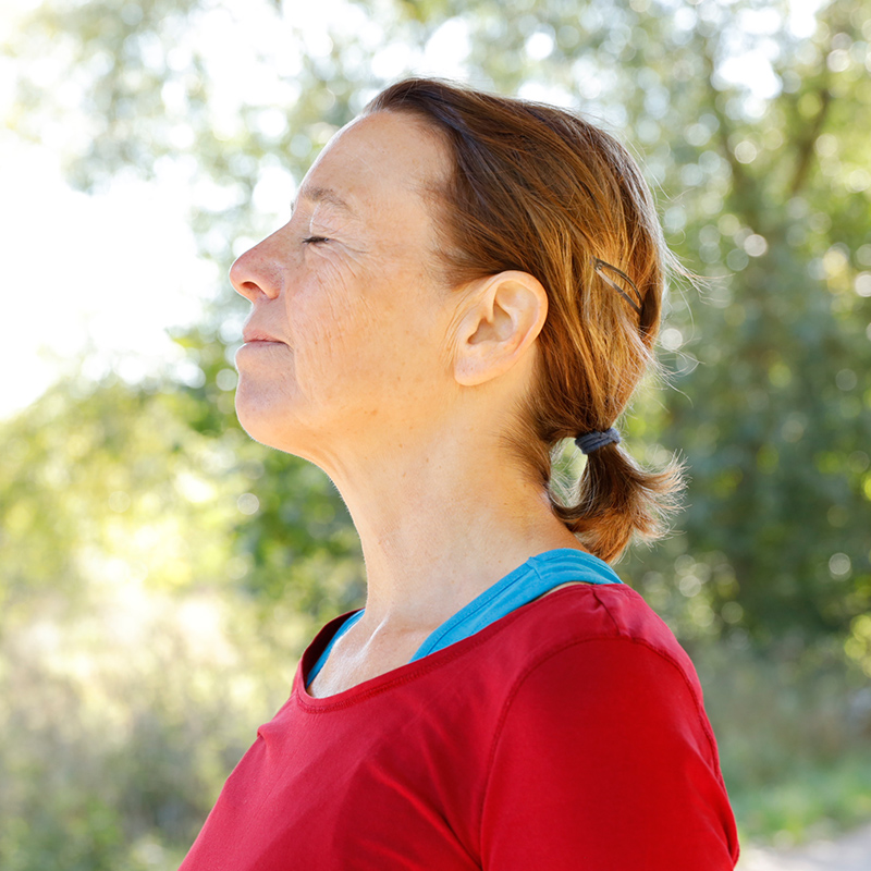 Regine Meier Seitenansicht, geschlossene Augen, atmend