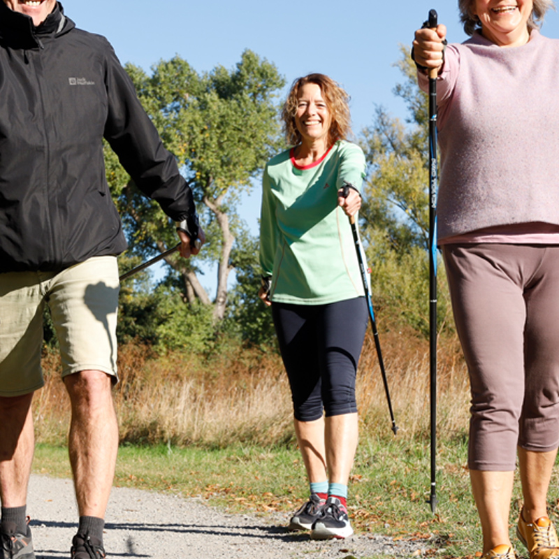 Regine Meier macht Nordic walking mit zwei Teilnehmern