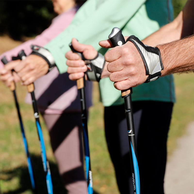 Bildausschnitt von vier Händen mit Walkingsticks in der Hand
